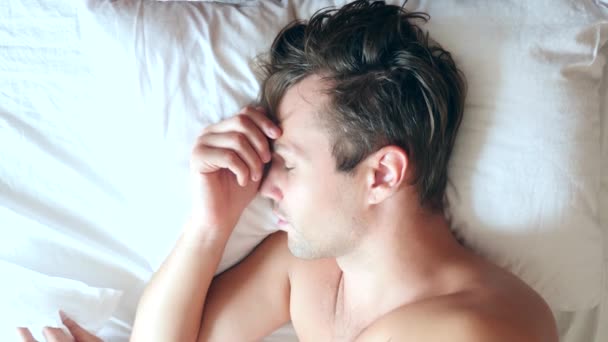 Человек с лихорадкой лежит дома в постели. 4k, slow motion — стоковое видео
