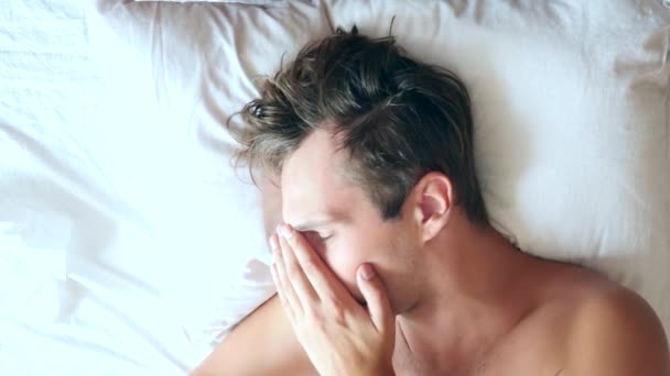 Un homme avec de la fièvre est allongé dans son lit à la maison. 4k, au ralenti — Video