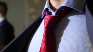 Tanınmayan işadamı onun takım elbisesini alır. 4k, ağır çekim