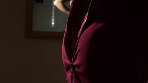 Vrouwelijke vingers vast een rits op een rode rok. zichtbaar slipje en billen. Close-up, details. 4k, slow-motion — Stockvideo