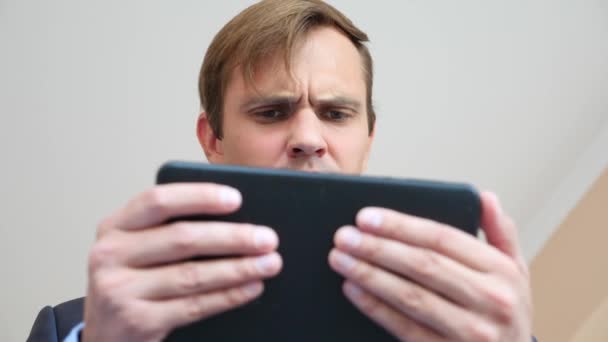 4 k. ağır çekim. tablet vasıl görünen genç adam gözleri makro yakın çekim şaşırttı, — Stok video