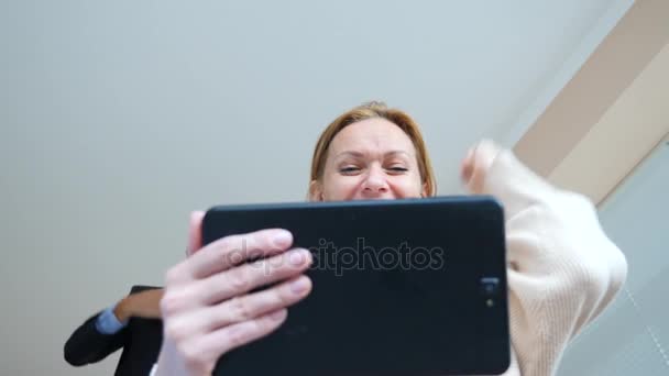 4 k. αργή κίνηση. νεαρή γυναίκα και άνδρας ψάχνει στο κοντινό πλάνο μακροεντολή έκπληκτοι τα μάτια tablet, — Αρχείο Βίντεο