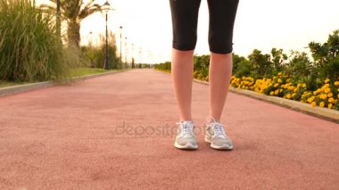 Road runner kadın park palm grove çalışan kadın açık havada, koşu, ayak yakın çekim 4 k yavaş çalışan
