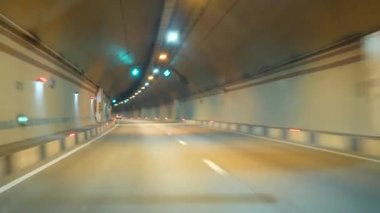 Tünel sürücü, trafik yol tünelde arabalar tünelden git. 4k, ağır çekim
