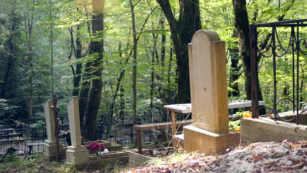Grafstenen en kruisen op het kerkhof. 4k, slow-motion. ruimte voor het kopiëren van. — Stockvideo