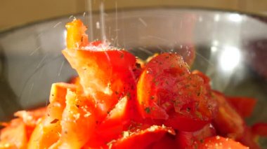 Birisi su zeytinyağı, limon suyu, baharat ve tuz salatası. 4k, ağır çekim