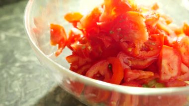 Birisi su zeytinyağı, limon suyu, baharat ve tuz salatası. 4k, ağır çekim