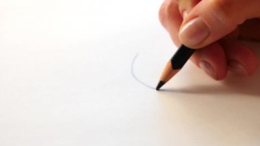 Sanatçı ahşap kalem insan bir kalemle çizin. 4 k, ağır çekim, yakın çekim