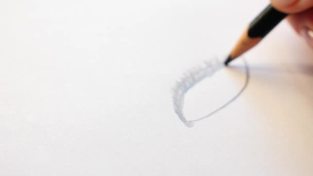 Художники рисуют карандашом человека. 4к, замедленная съемка, крупный план — стоковое видео