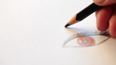 Sanatçı ahşap kalem insan bir kalemle çizin. 4 k, ağır çekim, yakın çekim