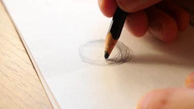 Ahşap kalem çizim sanatçılar eller. 4 k, yavaş hareket, yakın çekim