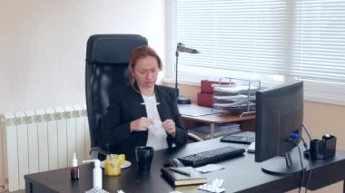 Grip dokusunda burun üfleme ile hasta iş kadını. ofiste. 4k