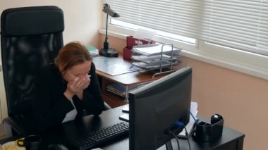 Grip dokusunda burun üfleme ile hasta iş kadını. ofiste. 4k