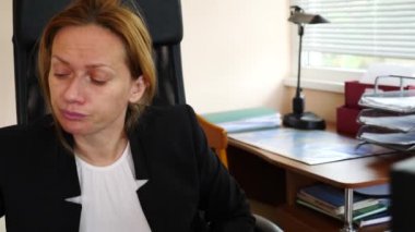 Grip dokusunda burun üfleme ile hasta iş kadını. ofiste. 4k, ağır çekim