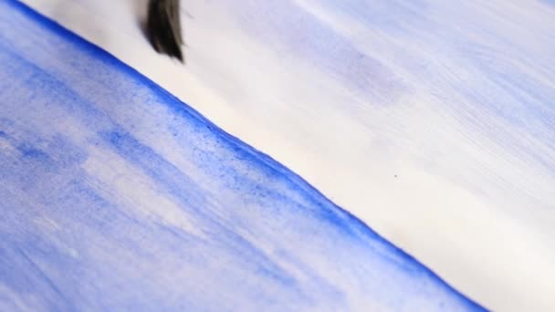 El artista pinta pinturas sobre una sábana blanca. primer plano de una borla. 4k, disparo en cámara lenta — Vídeos de Stock