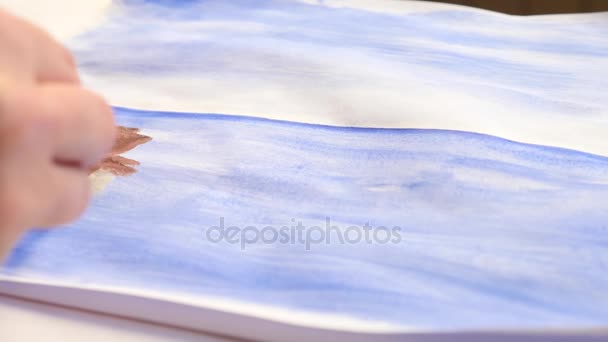 El artista pinta pinturas sobre una sábana blanca. primer plano de una borla. 4k, disparo en cámara lenta — Vídeos de Stock