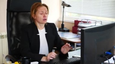 Grip dokusunda burun üfleme ile hasta iş kadını. ofiste. 4k, ağır çekim