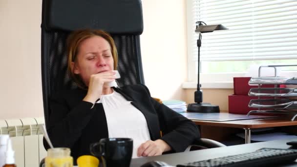 Больная деловая женщина с простудой, сморкающейся в ткани. в офисе. 4k, slow motion — стоковое видео