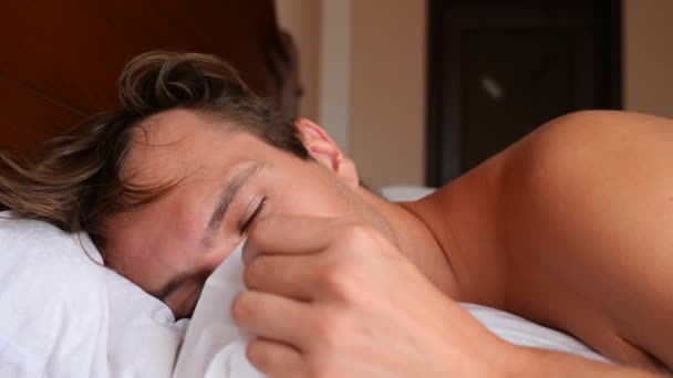 Um homem com febre está deitado na cama em casa. 4k, câmera lenta — Vídeo de Stock