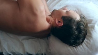 Ateşi olan bir adam evde yatakta yatıyor. 4k, ağır çekim