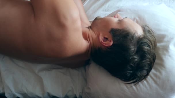 Ein Mann liegt mit Fieber zu Hause im Bett. 4k, Zeitlupe — Stockvideo