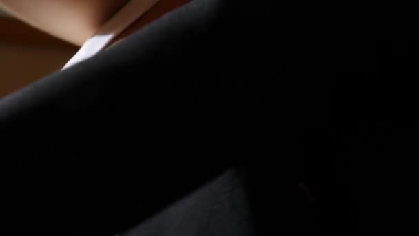 Eine Frau mit schöner Brust zieht eine schwarze Jacke an. 4k, Zeitlupe — Stockvideo