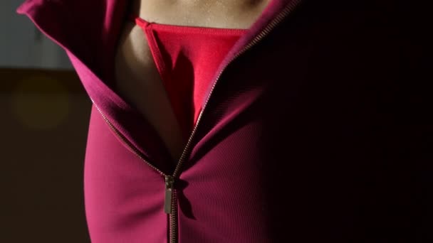 Kobiece palce zapiąć suwak na czerwonej spódnicy. widoczne majtki i pośladki. zbliżenie, szczegóły. 4k, zwolnionym tempie — Wideo stockowe