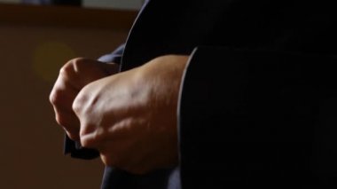 Ceketini clasping tanınmaz halde bir iş adamı. 4k, ağır çekim. Ayrıntılar, yakın çekim