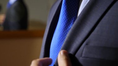 Tanımlanamayan bir işadamı kalem ceketinin iç cebine koyar. 4k, ağır çekim