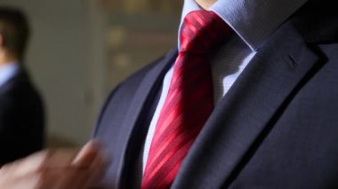 Tanınmayan işadamı kravatını alır. 4k, ağır çekim. Ayrıntılar, yakın çekim