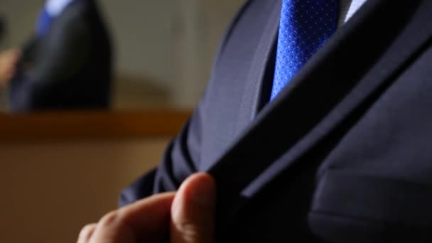 Неузнаваемый бизнесмен кладет телефон во внутренний карман пиджака. 4k, slow motion — стоковое видео