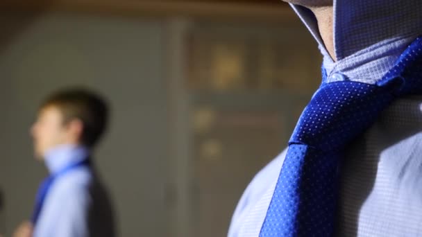 K nepoznání podnikatel upraví svůj oblek. 4k, pomalý pohyb — Stock video