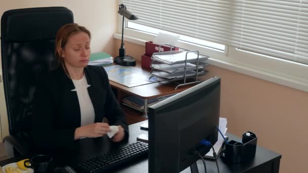 Mujer enferma de negocios con gripe sonándose la nariz en el tejido. en la oficina. 4k — Vídeos de Stock
