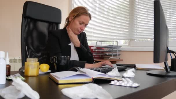 Γυναίκα των επιχειρήσεων άρρωστοι με γρίπη φυσούν τη μύτη στον ιστό. στο γραφείο. 4k — Αρχείο Βίντεο