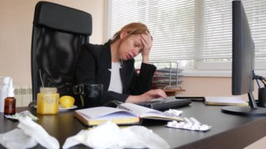 Grip dokusunda burun üfleme ile hasta iş kadını. ofiste. 4k