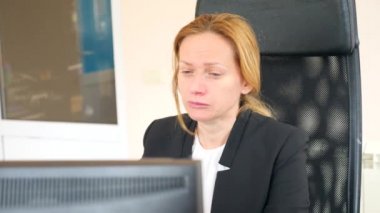 Grip dokusunda burun üfleme ile hasta iş kadını. ofiste. 4k, ağır çekim