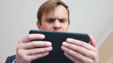 4 k. ağır çekim. tablet vasıl görünen genç adam gözleri makro yakın çekim şaşırttı,
