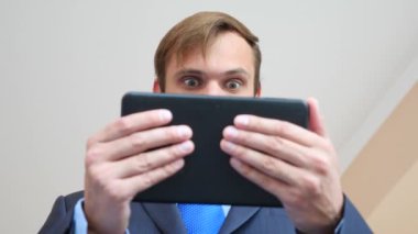 4 k. ağır çekim. tablet vasıl görünen genç adam gözleri makro yakın çekim şaşırttı,