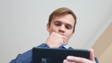 4 k. ağır çekim. tablet vasıl görünen genç adam gözleri makro yakın çekim şaşırttı,
