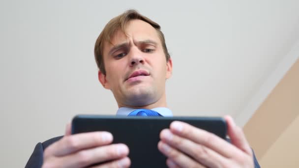 4 k. zwolnionym tempie. młody człowiek ogląda tablet zaskoczony oczy makro zbliżenie, — Wideo stockowe