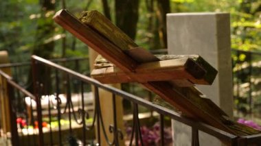 mezar taşları ve mezarlıkta düşmüş haçlar. 4k, ağır çekim. kopyalama alanı