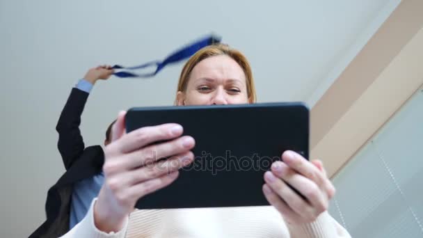 4 k.慢动作。年轻的女人和男人看着平板电脑惊讶的眼神微距特写, — 图库视频影像