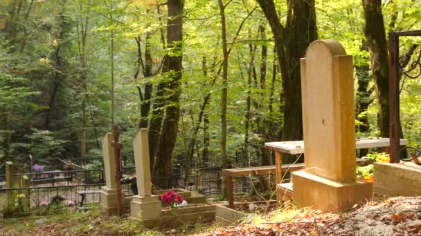 Lápidas y cruces en el cementerio. 4k, espacio para copiar . — Vídeos de Stock