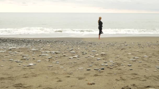 Video exploitant verwijdert zakelijke vrouw op een verlaten strand. 4 k, workflow. — Stockvideo