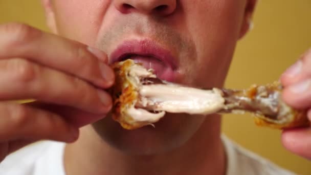 Крупним планом, чоловік їсть, фаст-фуд, курячі серветки, крила та картопля фрі . — стокове відео