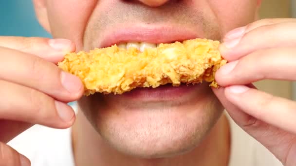 Close-up, homem come, fast food, nuggets de frango, asas e batatas fritas . — Vídeo de Stock