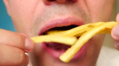 yakın çekim, adam yiyor, fast food, tavuk nuggets, kanatları ve patates kızartması.