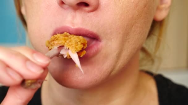 Primer plano, mujer come, comida rápida, nuggets de pollo, alas y papas fritas . — Vídeos de Stock