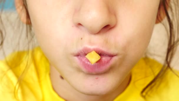 Närbild, flicka äter, snabbmat, kyckling nuggets, vingar och pommes frites. — Stockvideo