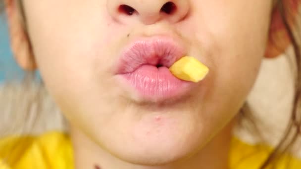 Närbild, flicka äter, snabbmat, kyckling nuggets, vingar och pommes frites. — Stockvideo